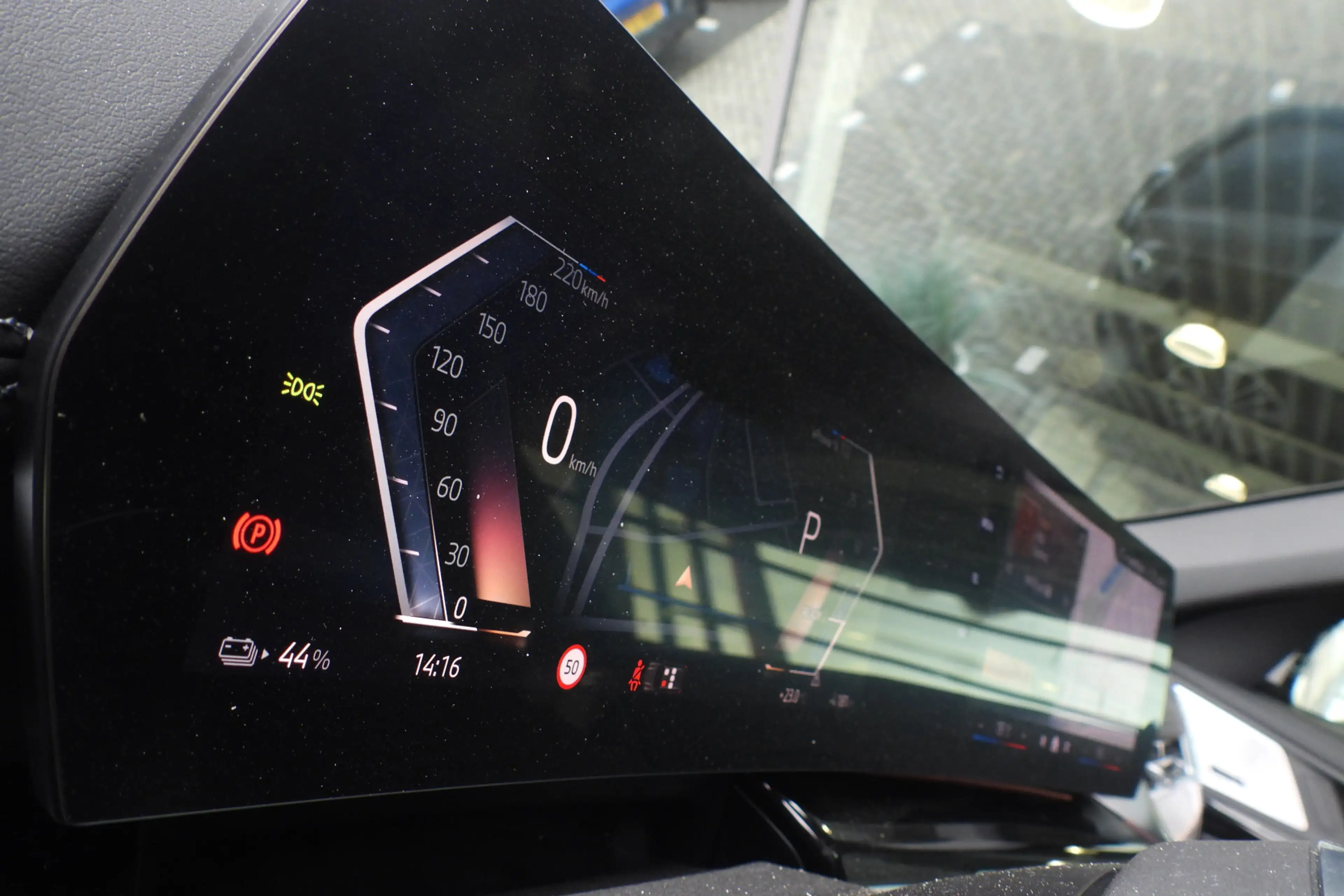 BMW iX1 eDrive20 M Sport / Trekhaak / Panoramadak / Sports — photo 13