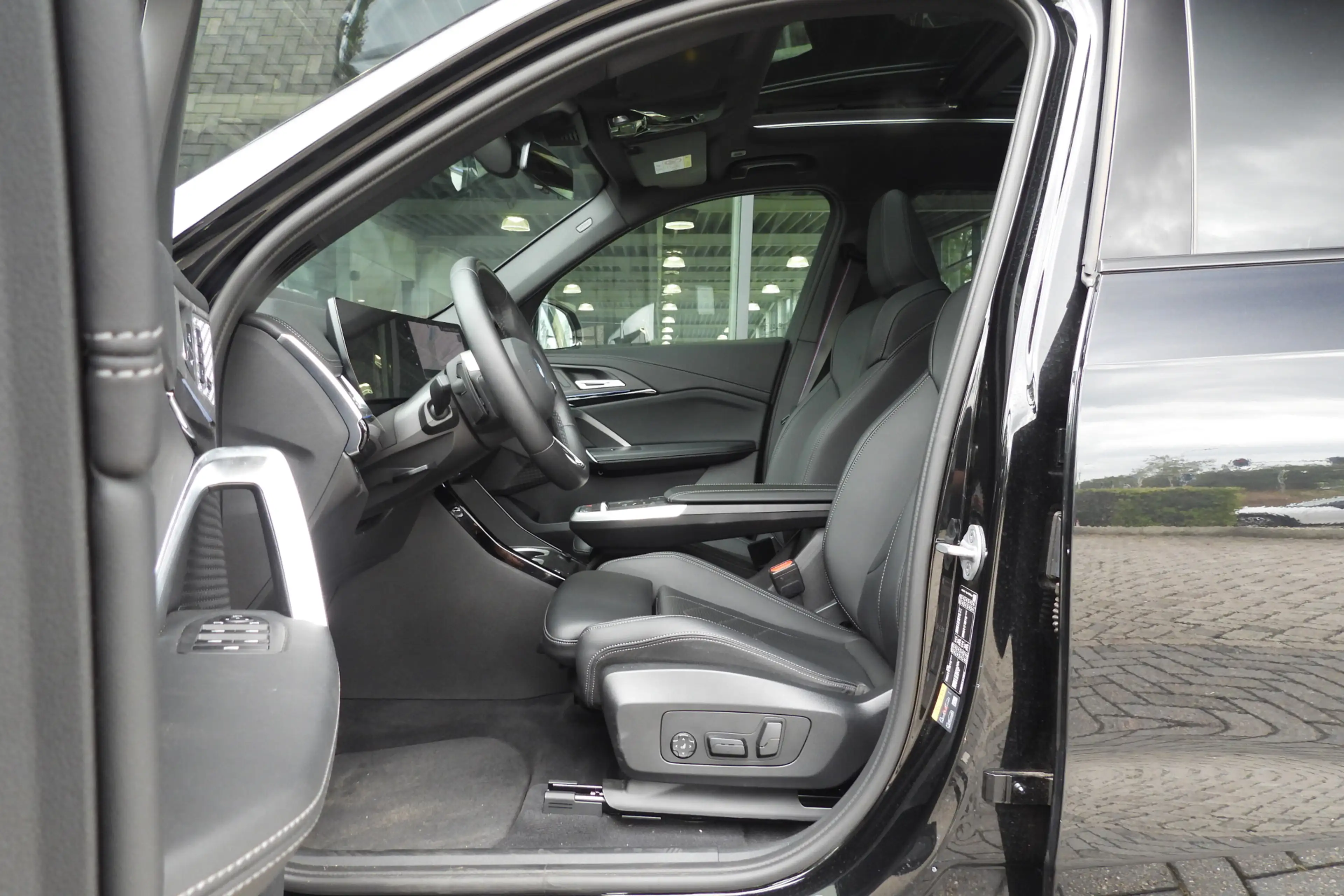 BMW iX1 eDrive20 M Sport / Trekhaak / Panoramadak / Sports — photo 15