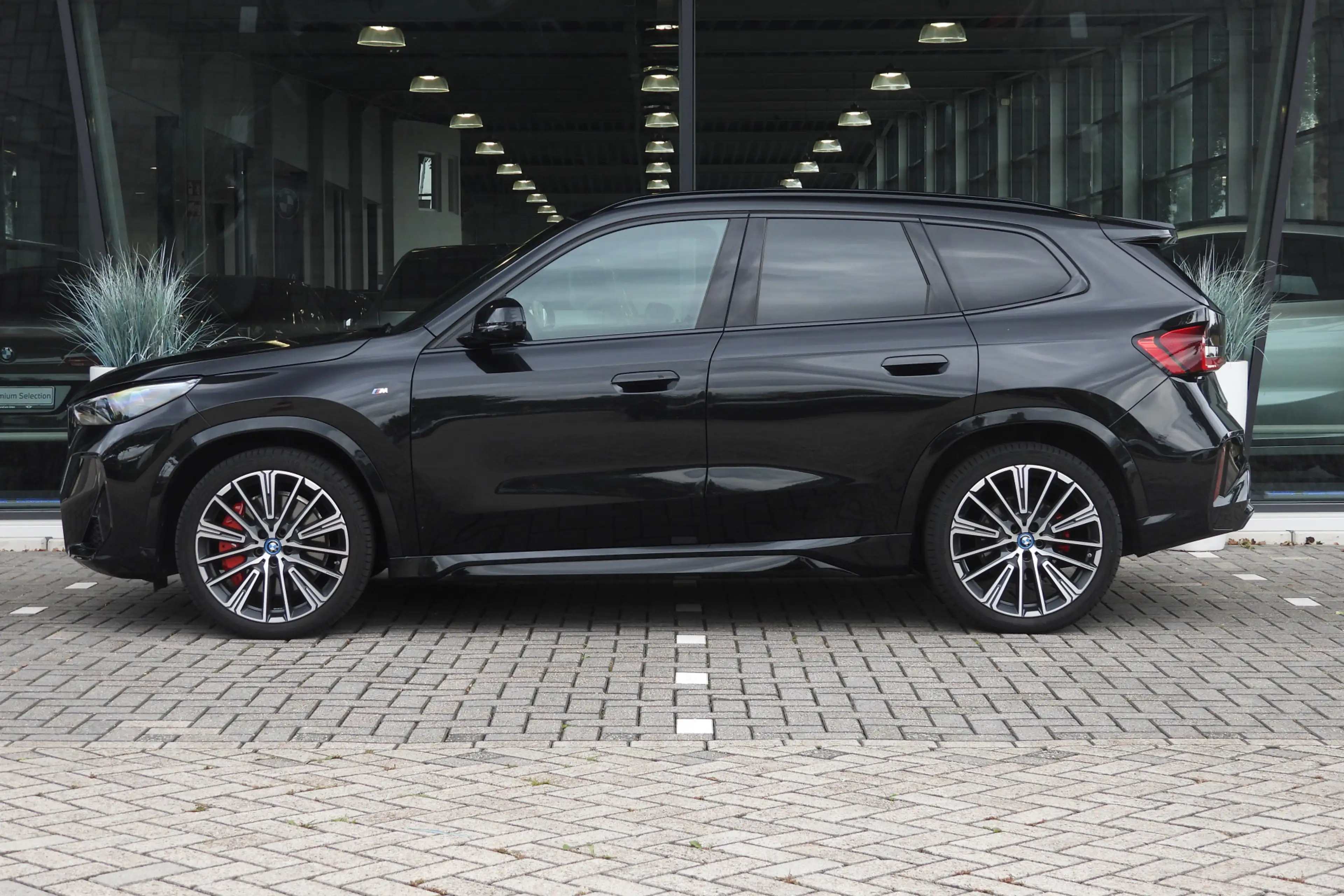 BMW iX1 eDrive20 M Sport / Trekhaak / Panoramadak / Sports — photo 5