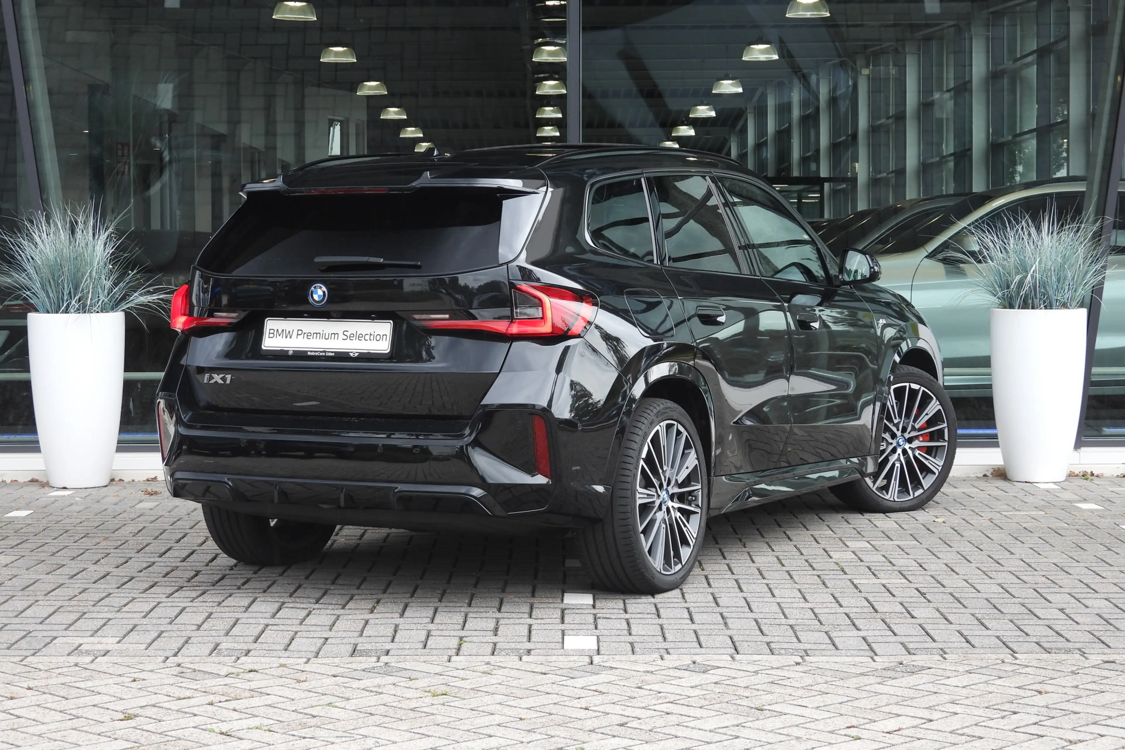 BMW iX1 eDrive20 M Sport / Trekhaak / Panoramadak / Sports — photo 4