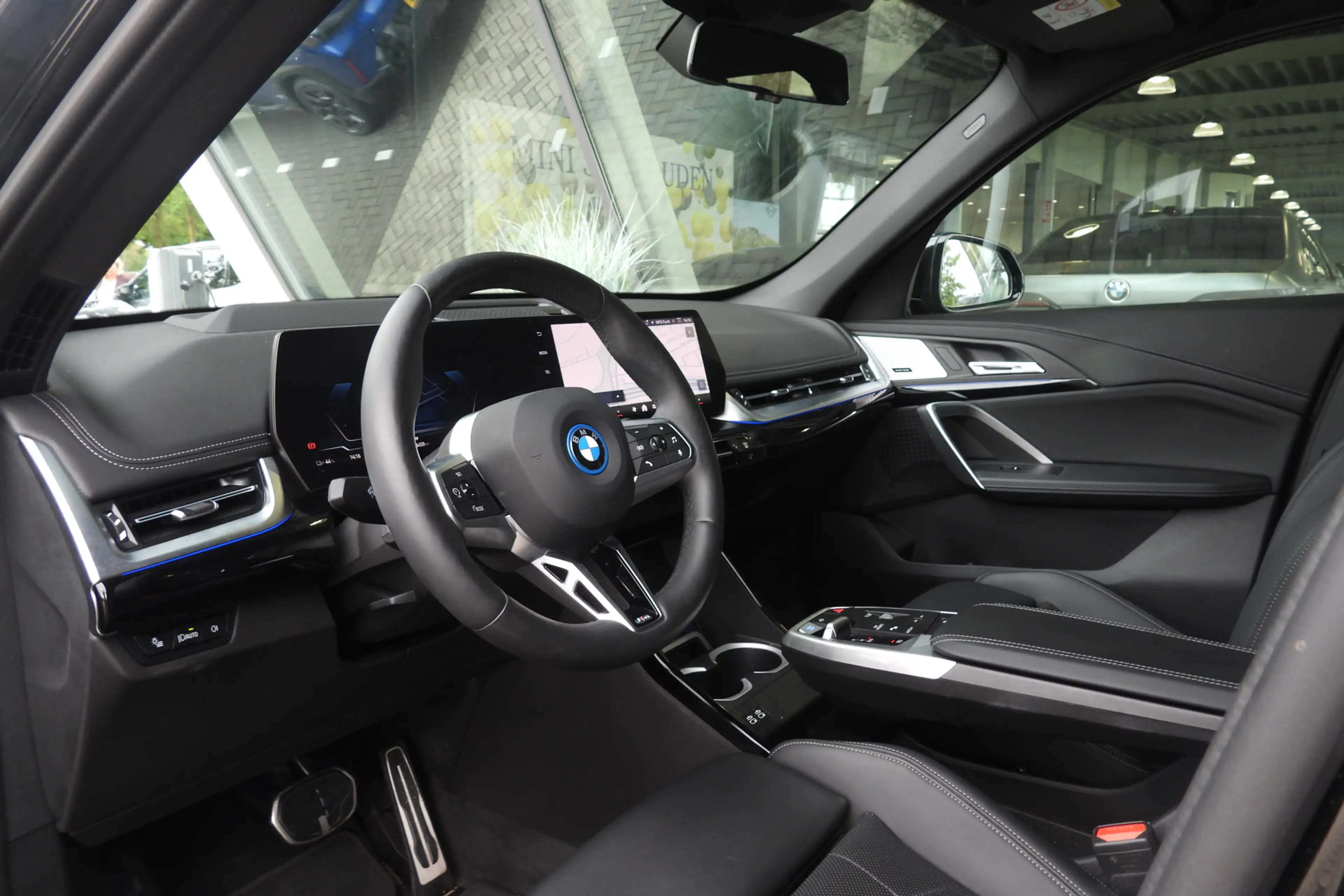 BMW iX1 eDrive20 M Sport / Trekhaak / Panoramadak / Sports — photo 12