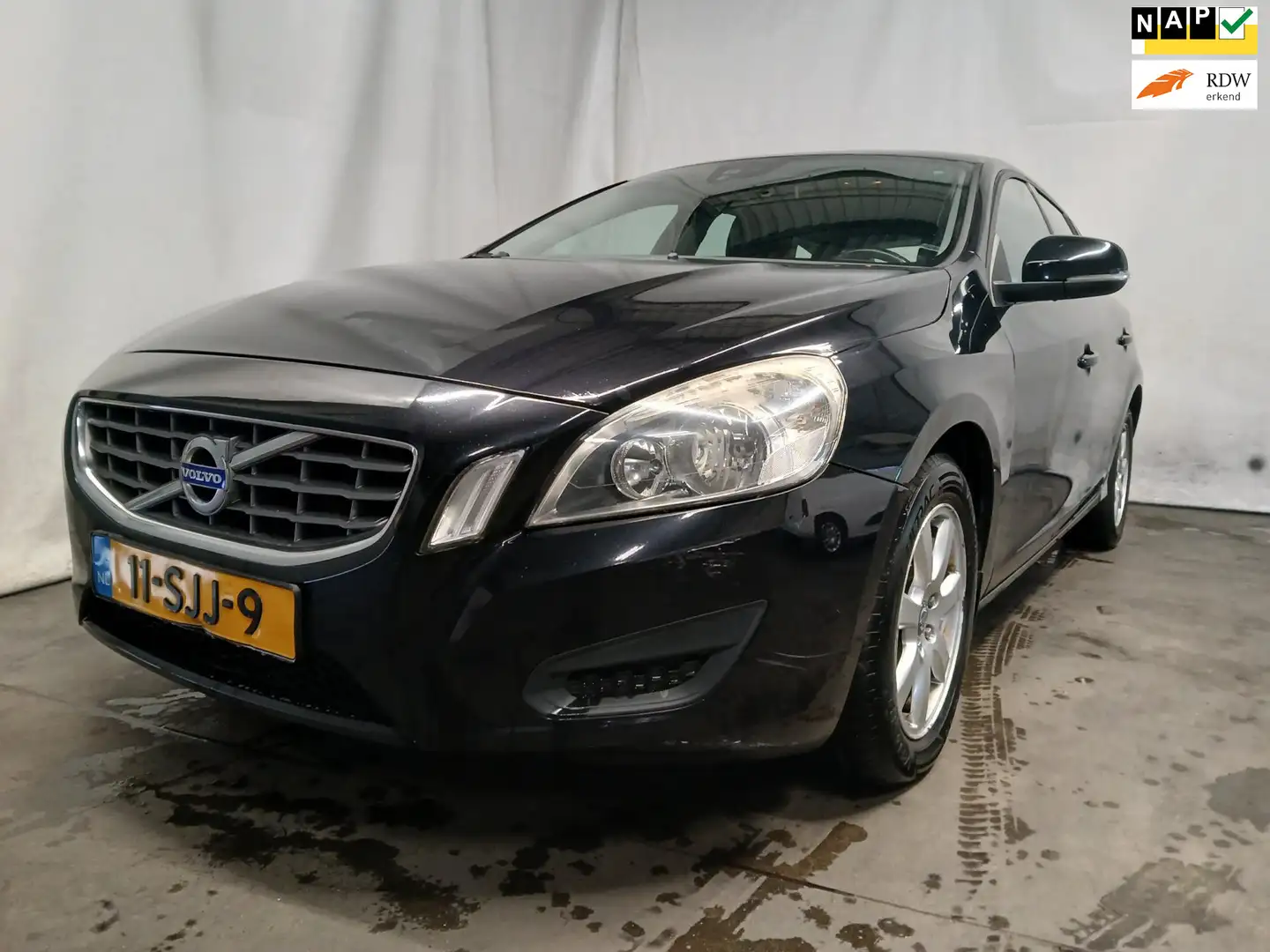 Volvo V60 1.6 T3 Kinetic - Clima - Cruise - Motorschade Zwart - 1