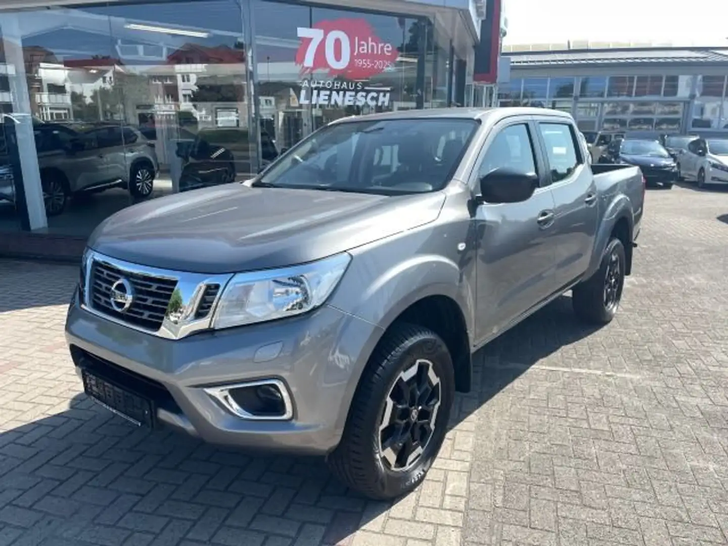 Nissan Navara 2.3 DCi Double Cab 4x4 AHK/AT/Kamera Szary - 1
