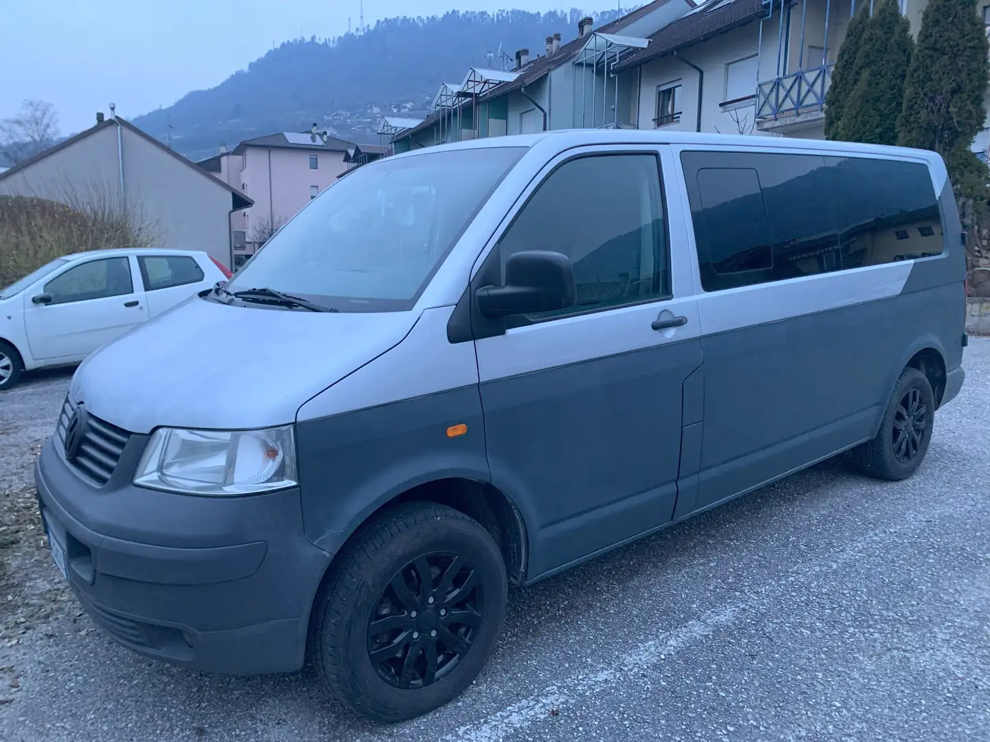 Volkswagen T5 Kombi 4motion Passo Lungo Porte Sdoppiate Šedá - 1