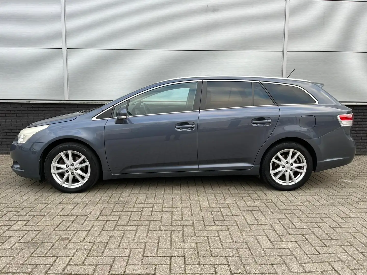 Toyota Avensis Wagon 1.8 VVTi Automaat - clima - isofix - camera Blauw - 2