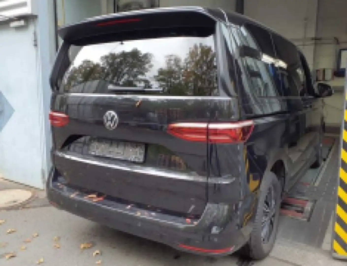 Volkswagen T7 Multivan Life 2.0TDI DSG*7Sitzer*IQ-Light*Pano*A Noir - 2