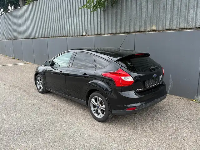 Ford Focus view 3