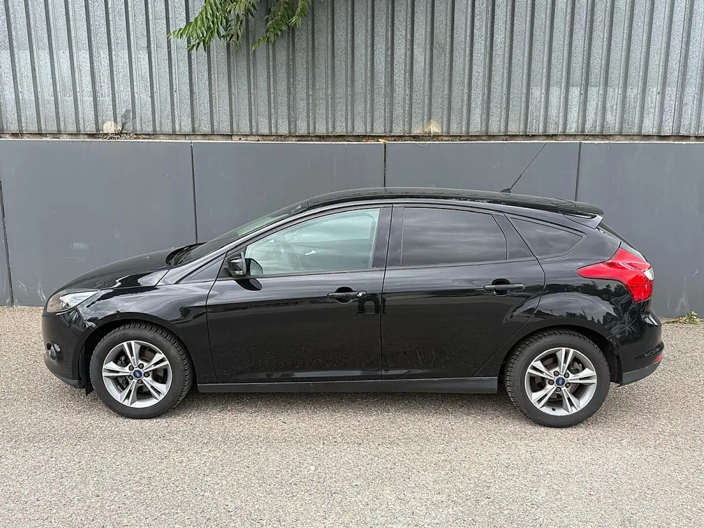 Ford Focus Easy 1,0 EcoBoost | PICKERL BIS 09/2027 | Schwarz - 2