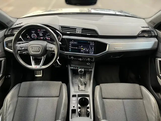 Audi Q3 view 8