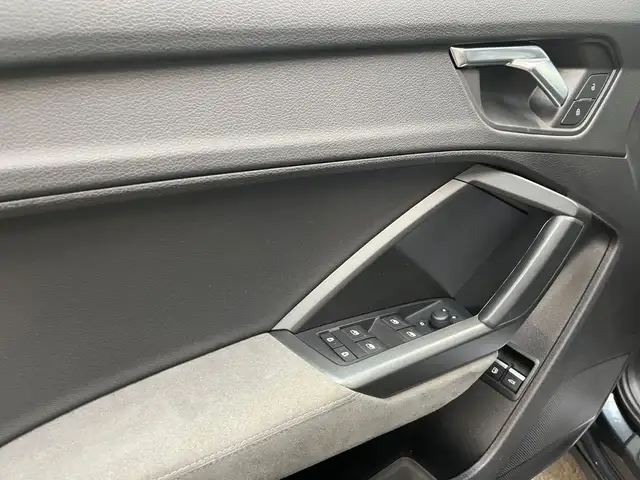 Audi Q3 view 16