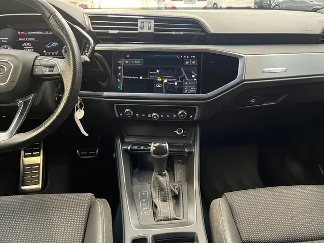 Audi Q3 view 15