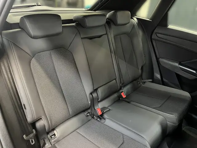 Audi Q3 view 9