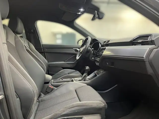 Audi Q3 view 10