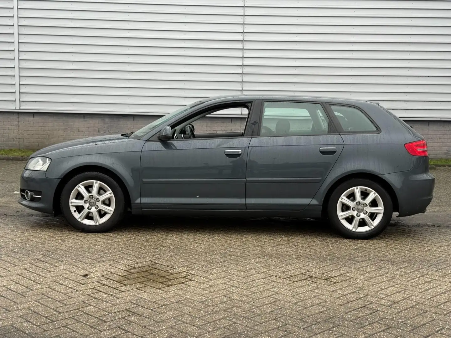 Audi A3 Sportback 1.4 TFSI Ambiente Pro Line (INRUILKOOPJE Grau - 2