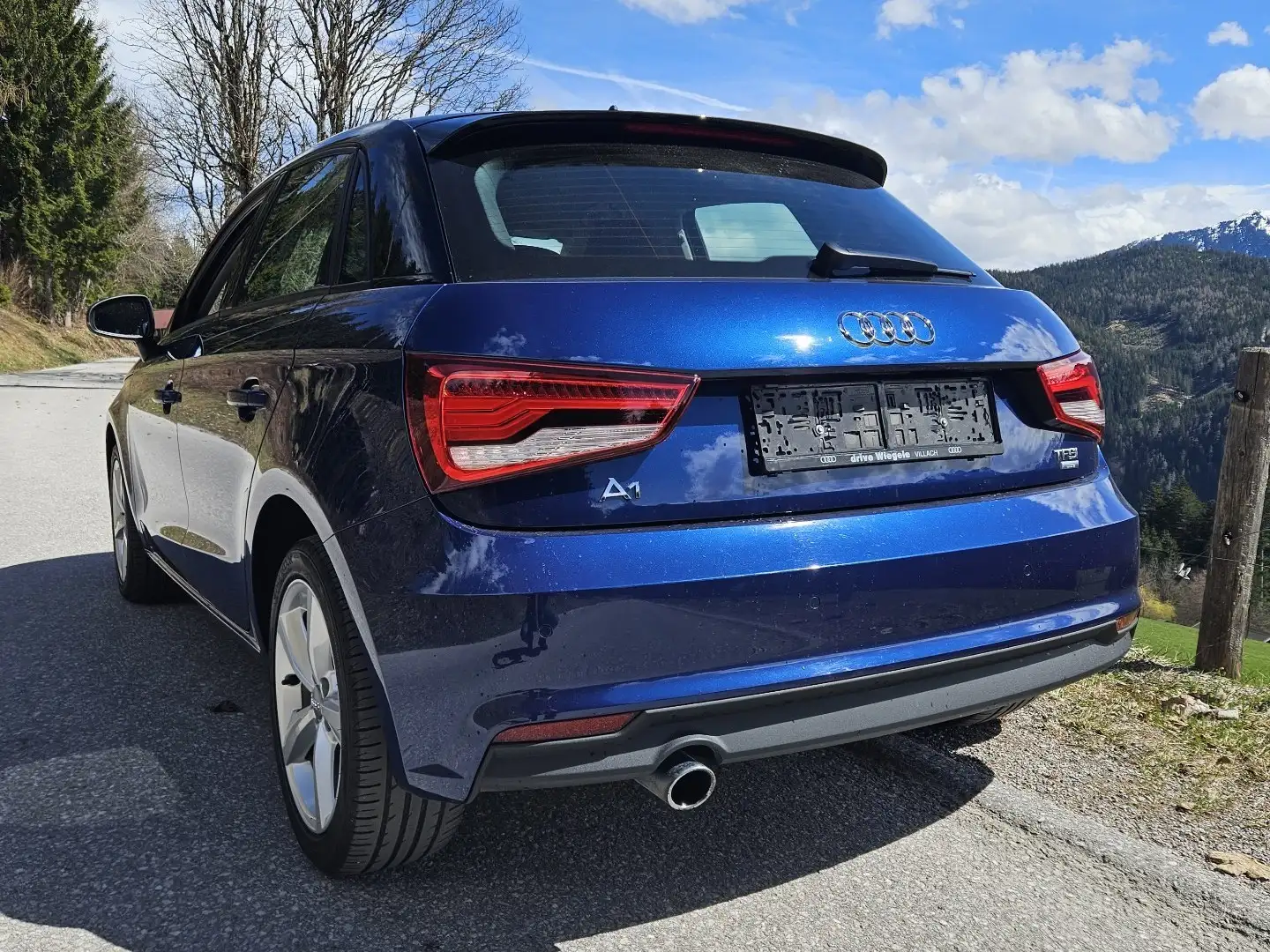 Audi A1 1,0 TFSI intense Blau - 1