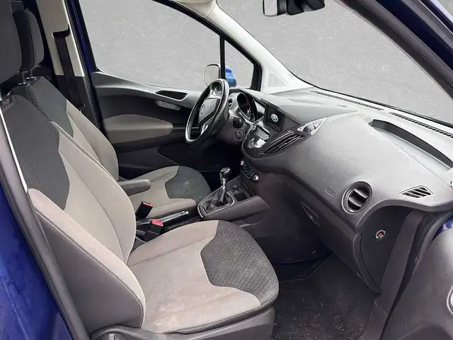 Ford Tourneo Courier view 3