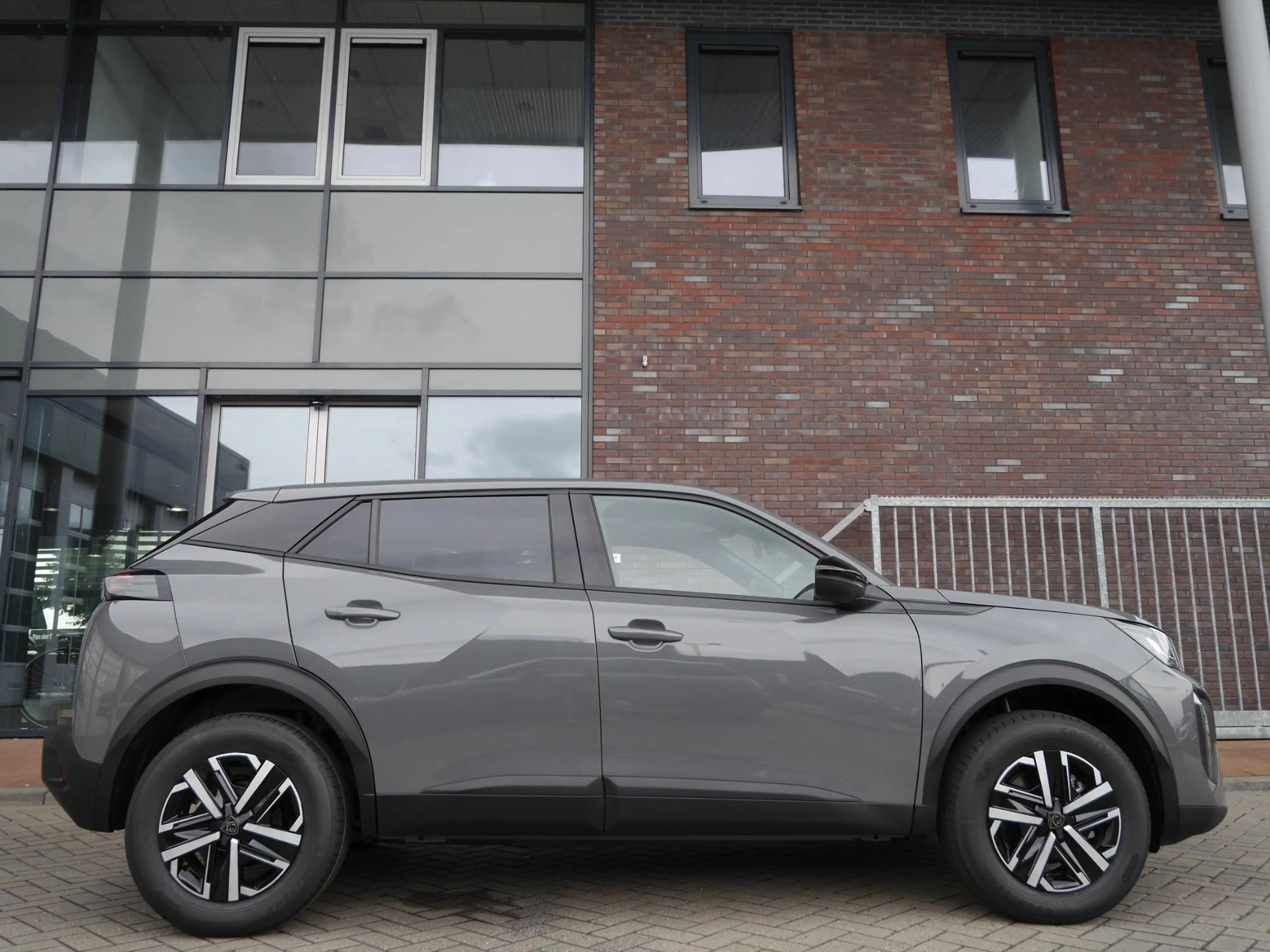Peugeot 2008 1.2 Hybrid 145 Business Automaat | | CarPlay | Nav — photo 3