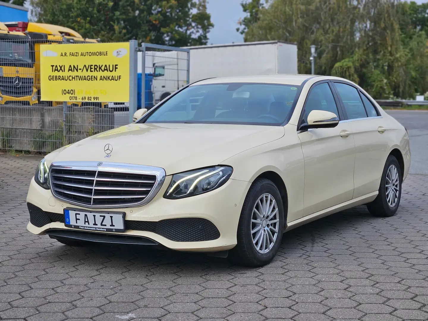 Mercedes-Benz E 200 d 9G-TRONIC LED Parktronik Navigation Kamera Beige - 1