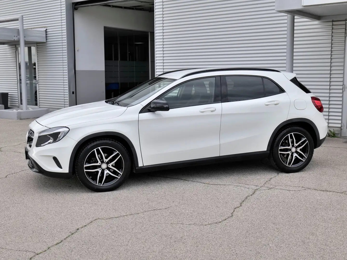 Mercedes-Benz GLA 180 d 180 Executive Bílá - 2