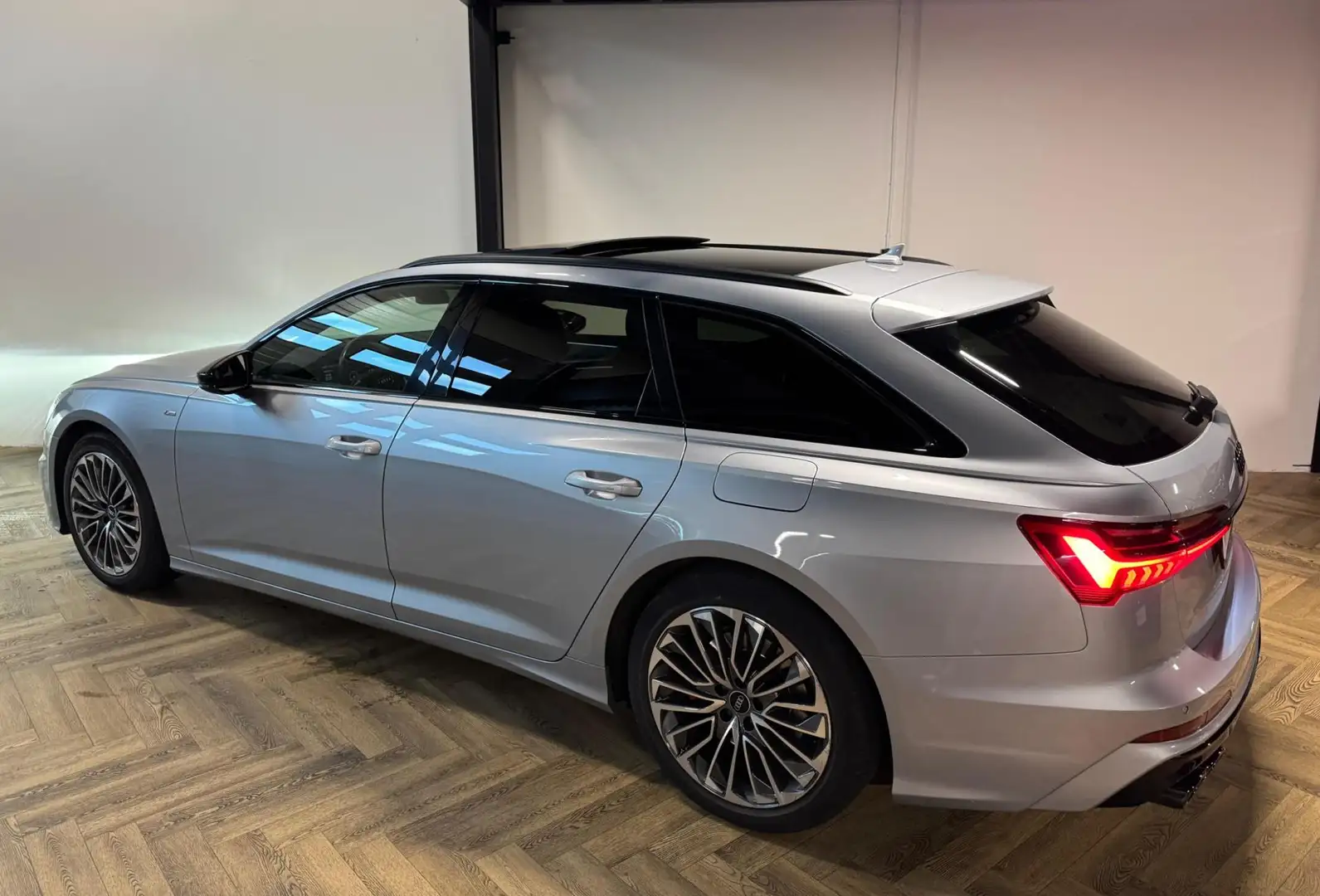 Audi A6 Avant 55 TFSI e quattro Competition PANO KEYLESS Argent - 2