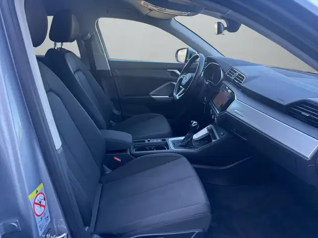 Audi Q3 view 13