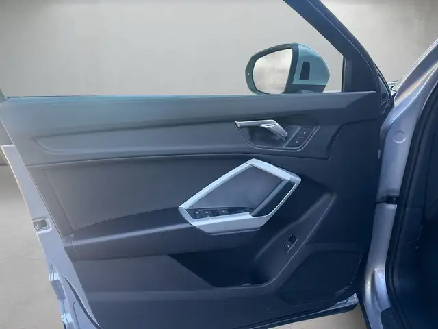 Audi Q3 view 6