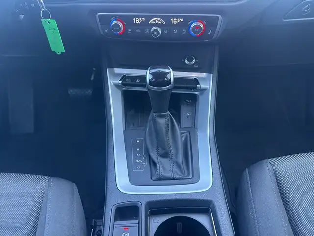 Audi Q3 view 9