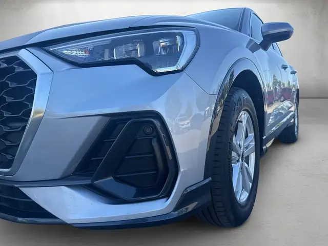 Audi Q3 view 4