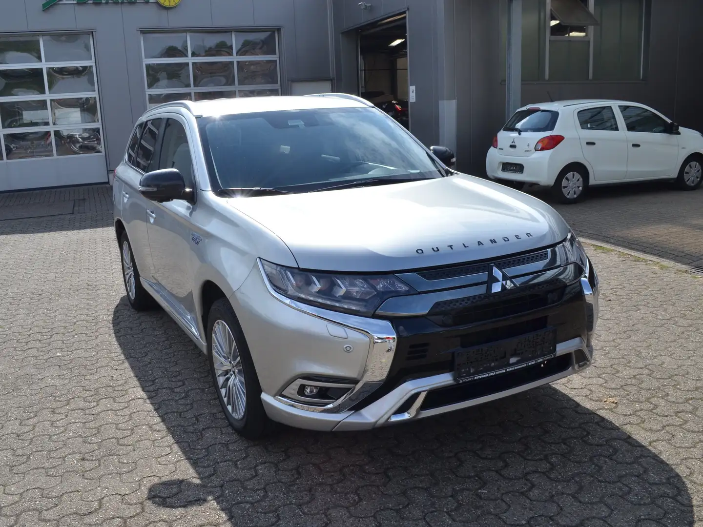 Mitsubishi Outlander PHEV Plus 4WD+ FA Paket Gümüş rengi - 2