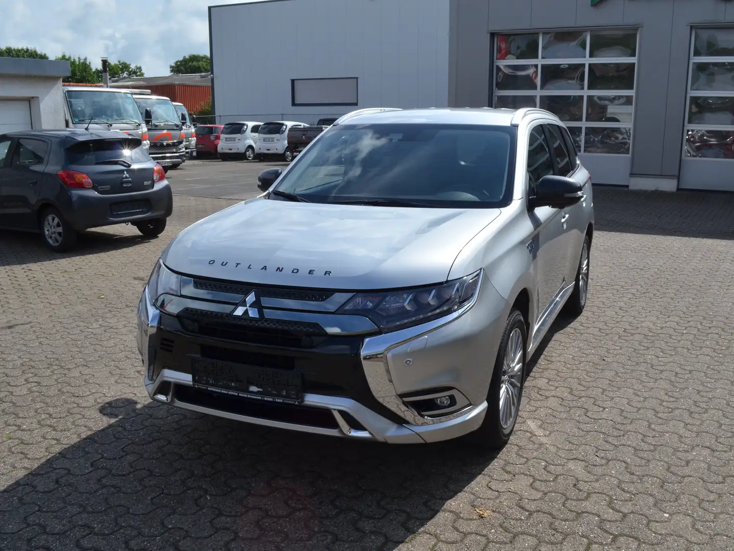 Mitsubishi Outlander PHEV Plus 4WD+ FA Paket Gümüş rengi - 1