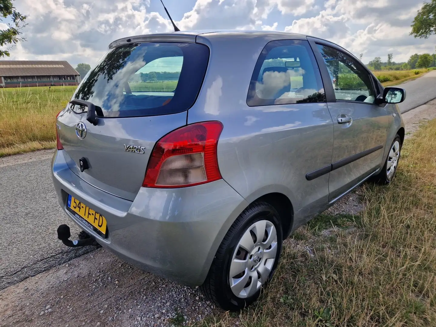 Toyota Yaris 1.3 VVTi Sol pas 87.700km met airco en trekhaak Gris - 2
