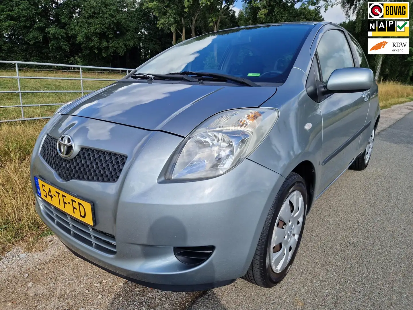 Toyota Yaris 1.3 VVTi Sol pas 87.700km met airco en trekhaak Gris - 1