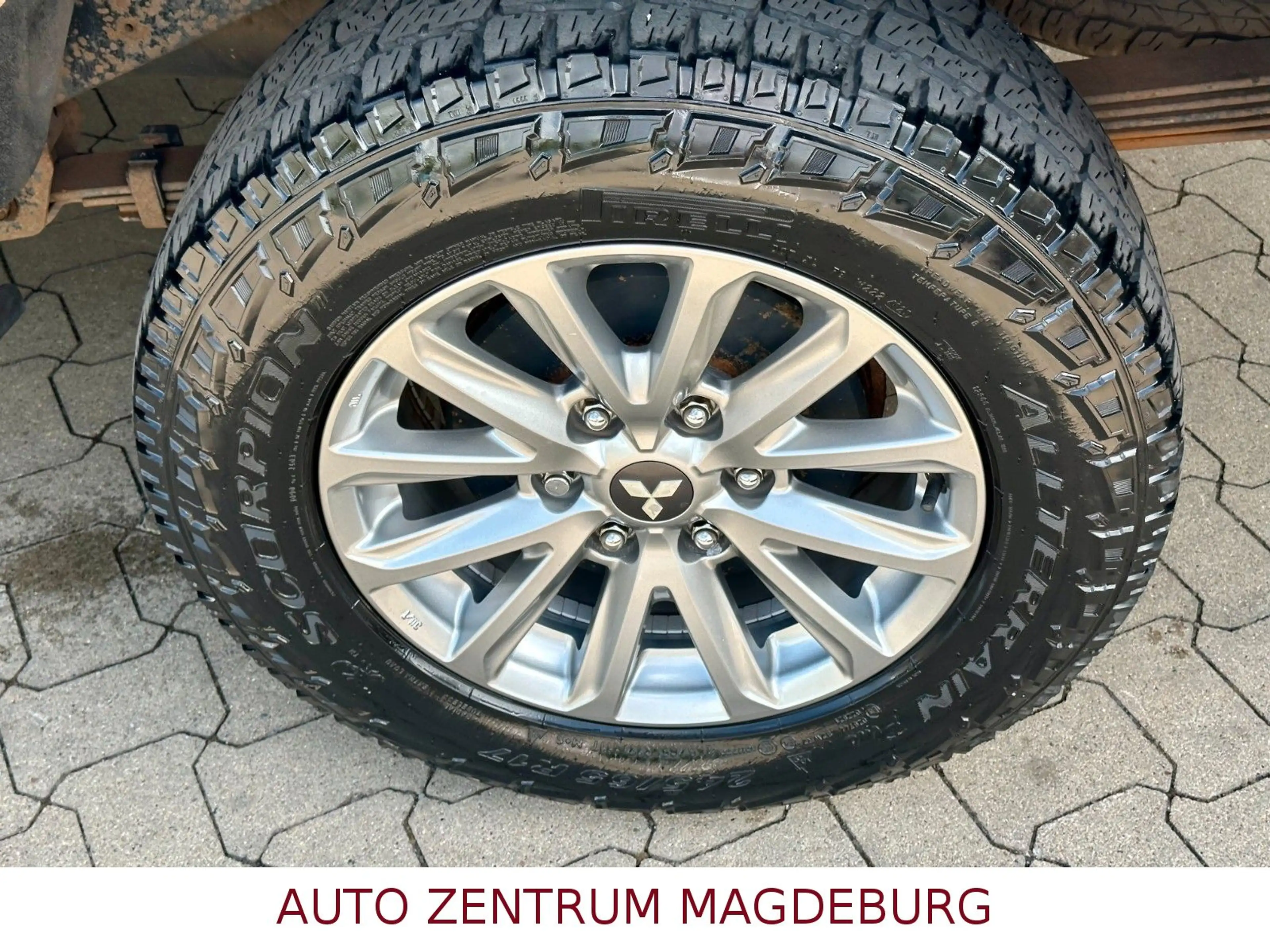 Mitsubishi L200 Plus Club Cab 4WD ALU*ALLRAD*AHK* — photo 10