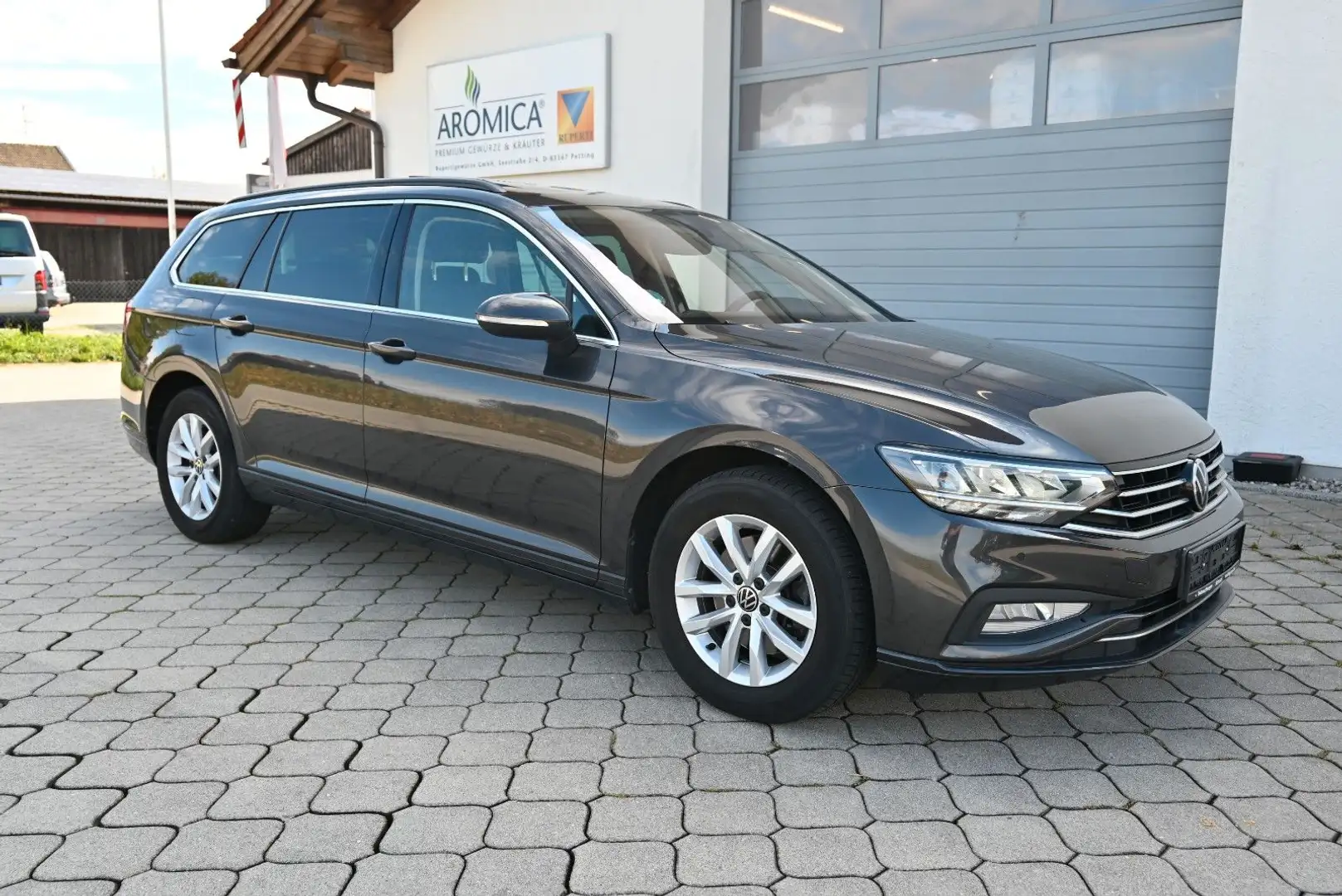 Volkswagen Passat Variant Business/Pano/Kamera/AHK Grau - 2