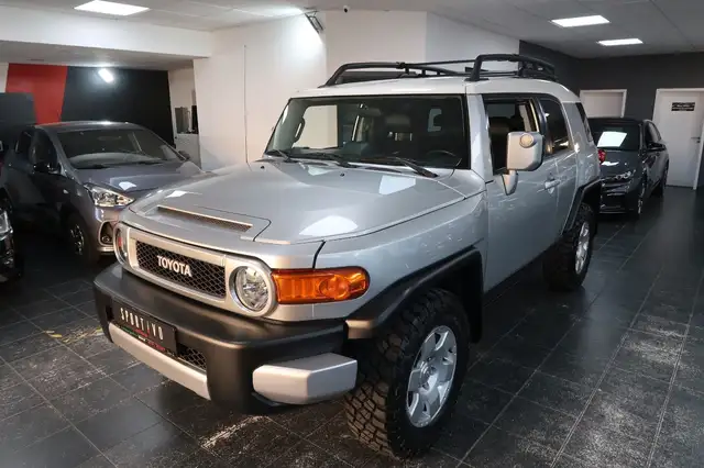 Toyota FJ Cruiser 4.0 V6 Rostfrei 8 Fach Bereift