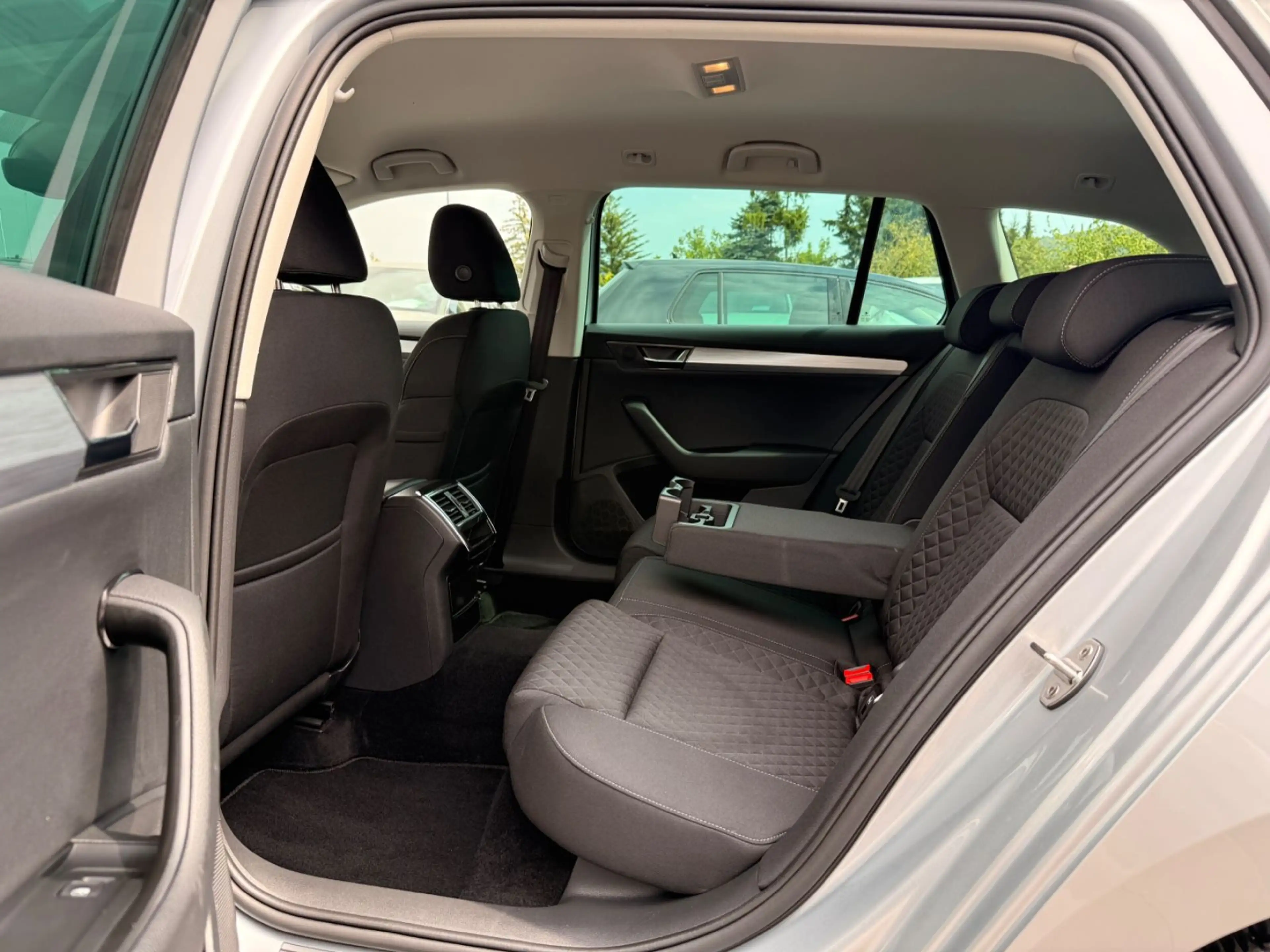 Skoda Superb Combi Ambition *ACC*Kamera*Lane Assist* — photo 12