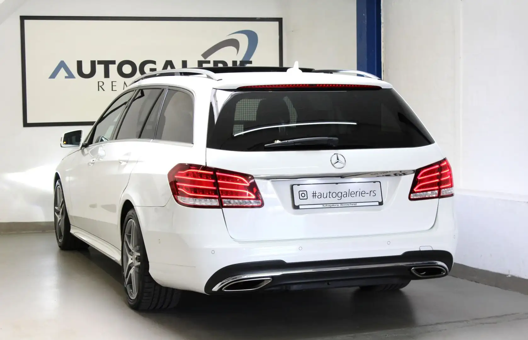 Mercedes-Benz E 220 d T BlueTec *AMG LINE*LED*PANO*AHK*MEMORY* Blanco - 1