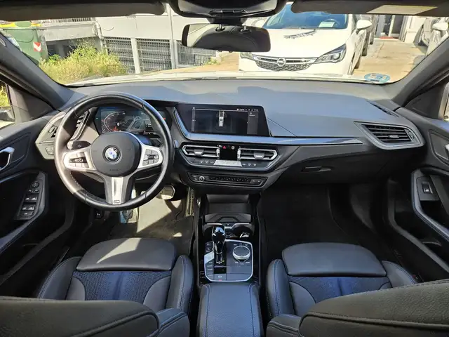 BMW 1 Series view 9