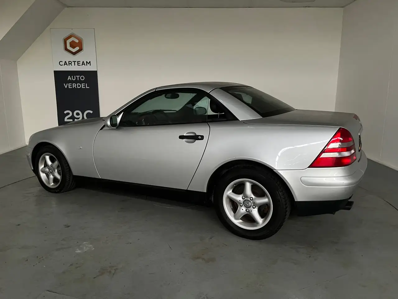 Mercedes-Benz SLK 200 Zeer netjes, dak werkt niet !!! Voor de doe het ze, foto 2