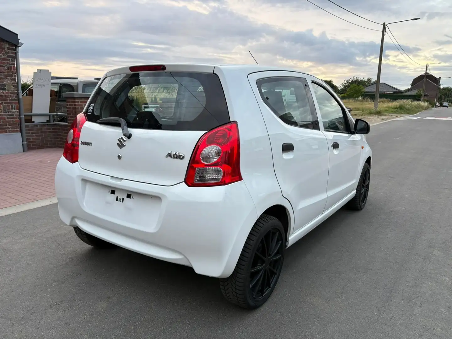 Suzuki Alto 1.0 White And Black Edition - 2