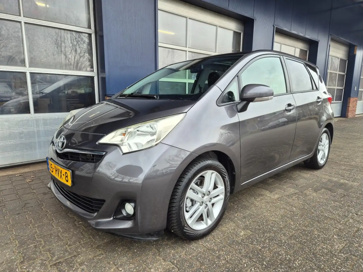 Toyota Verso-S 1.3 VVT-I DYNAMIC, Trekhaak, Keyless, Pano, Camera Gris - 1