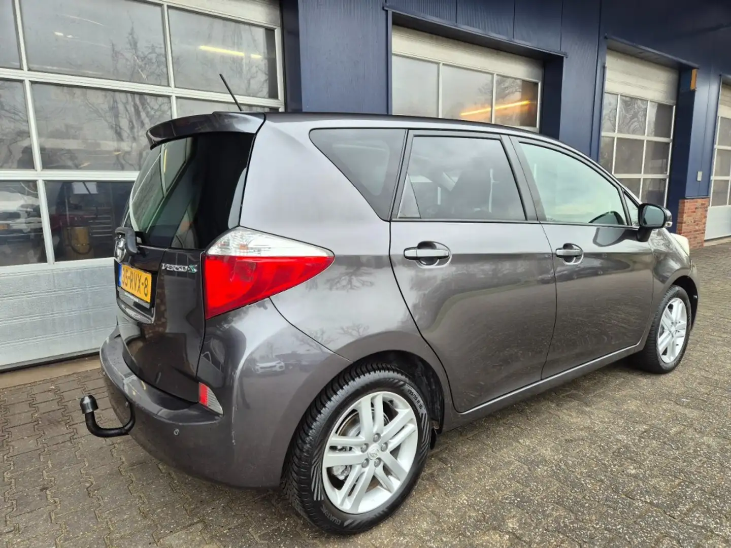 Toyota Verso-S 1.3 VVT-I DYNAMIC, Trekhaak, Keyless, Pano, Camera Gris - 2