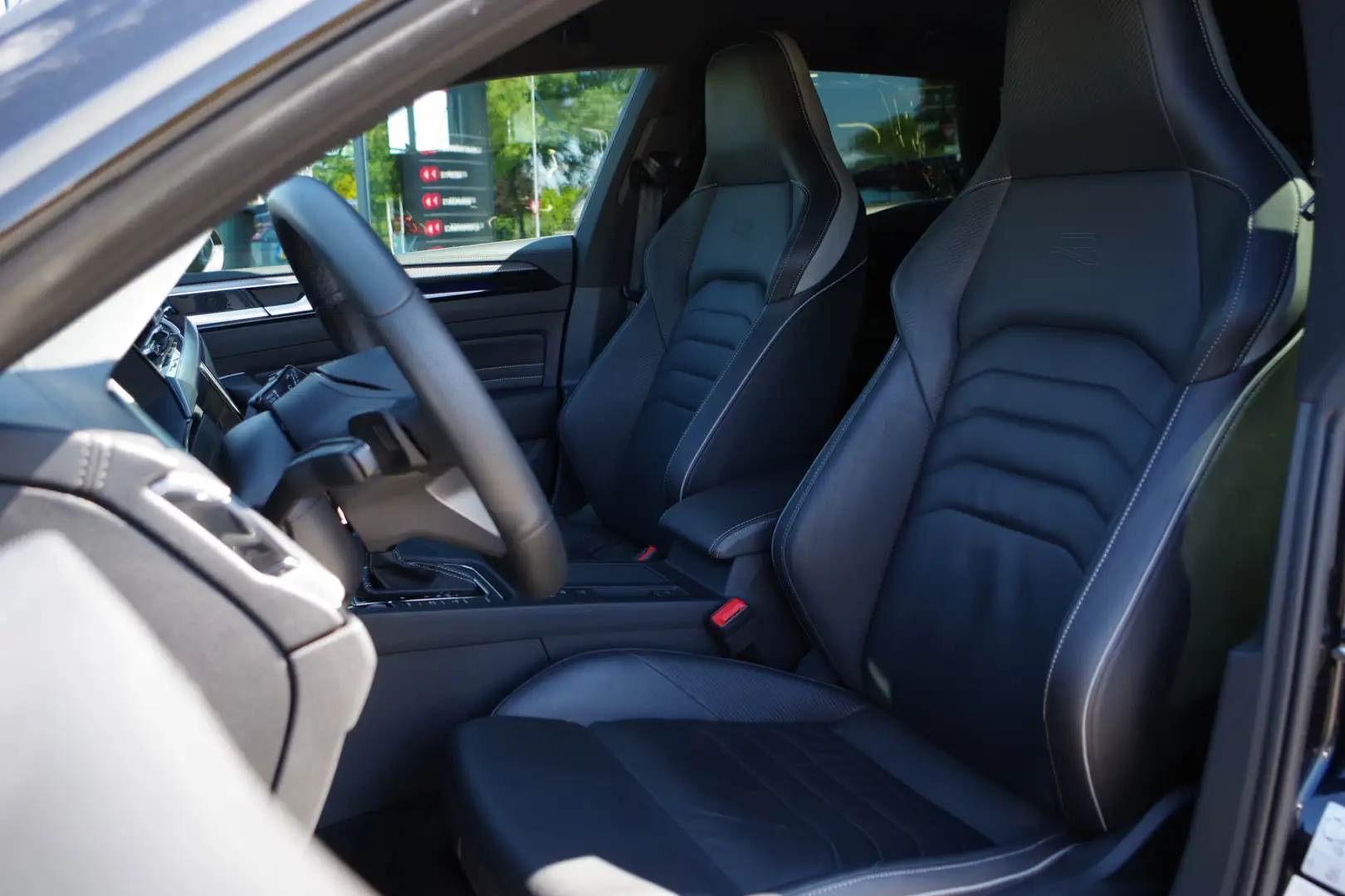 Volkswagen Arteon Shooting Brake 1.4 TSI eHybrid 218 PK R-Line BNS+ Negru - 2
