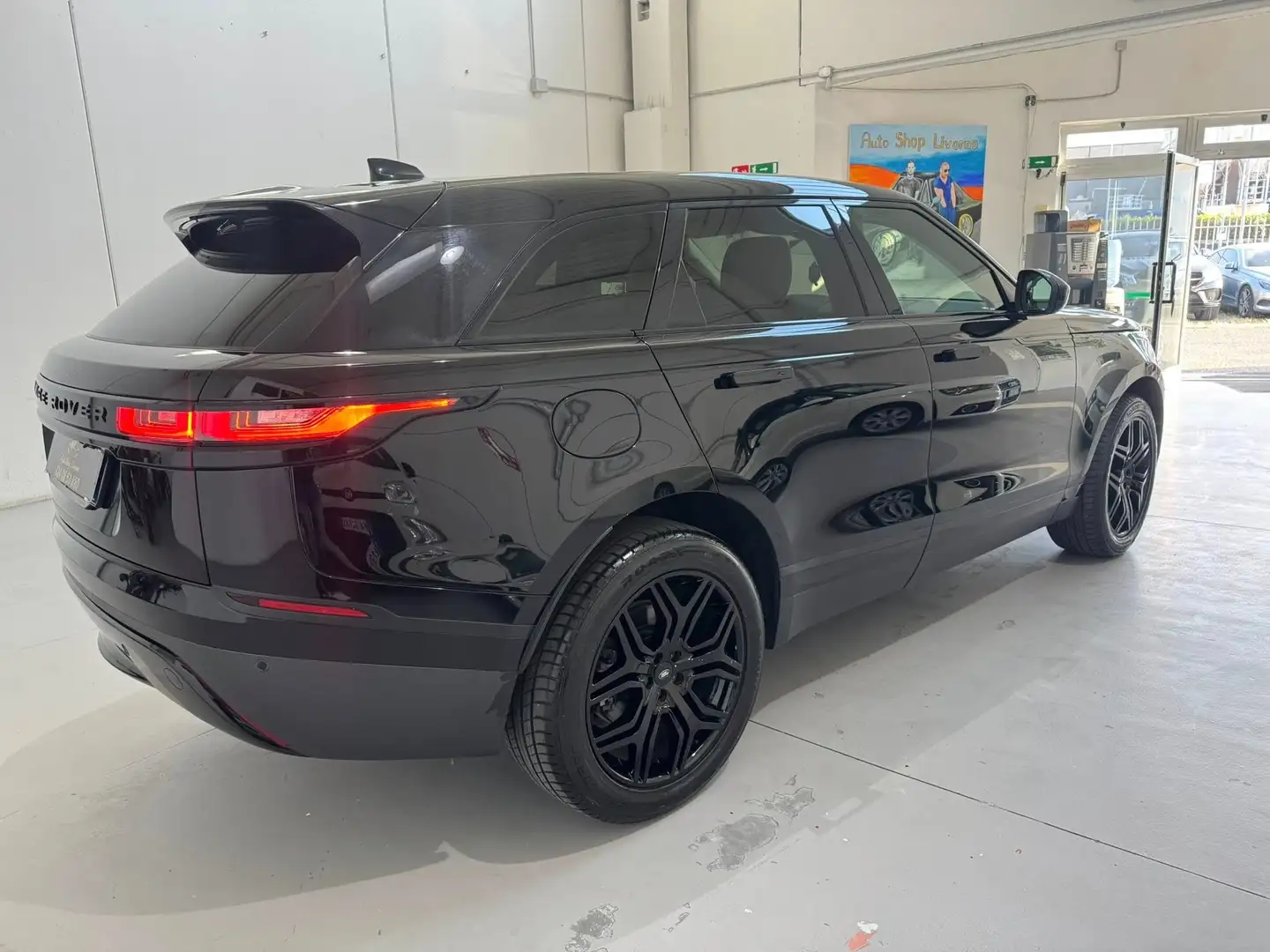 Land Rover Range Rover Velar Range Rover Velar 2.0 td4 R-Dynamic HSE 180cv auto Nero - 1