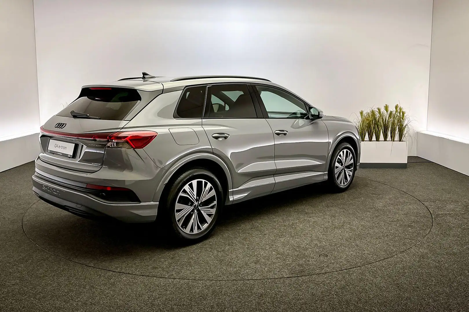 Audi Q4 e-tron 45 Advanced edition 82KWh Grijs - 2