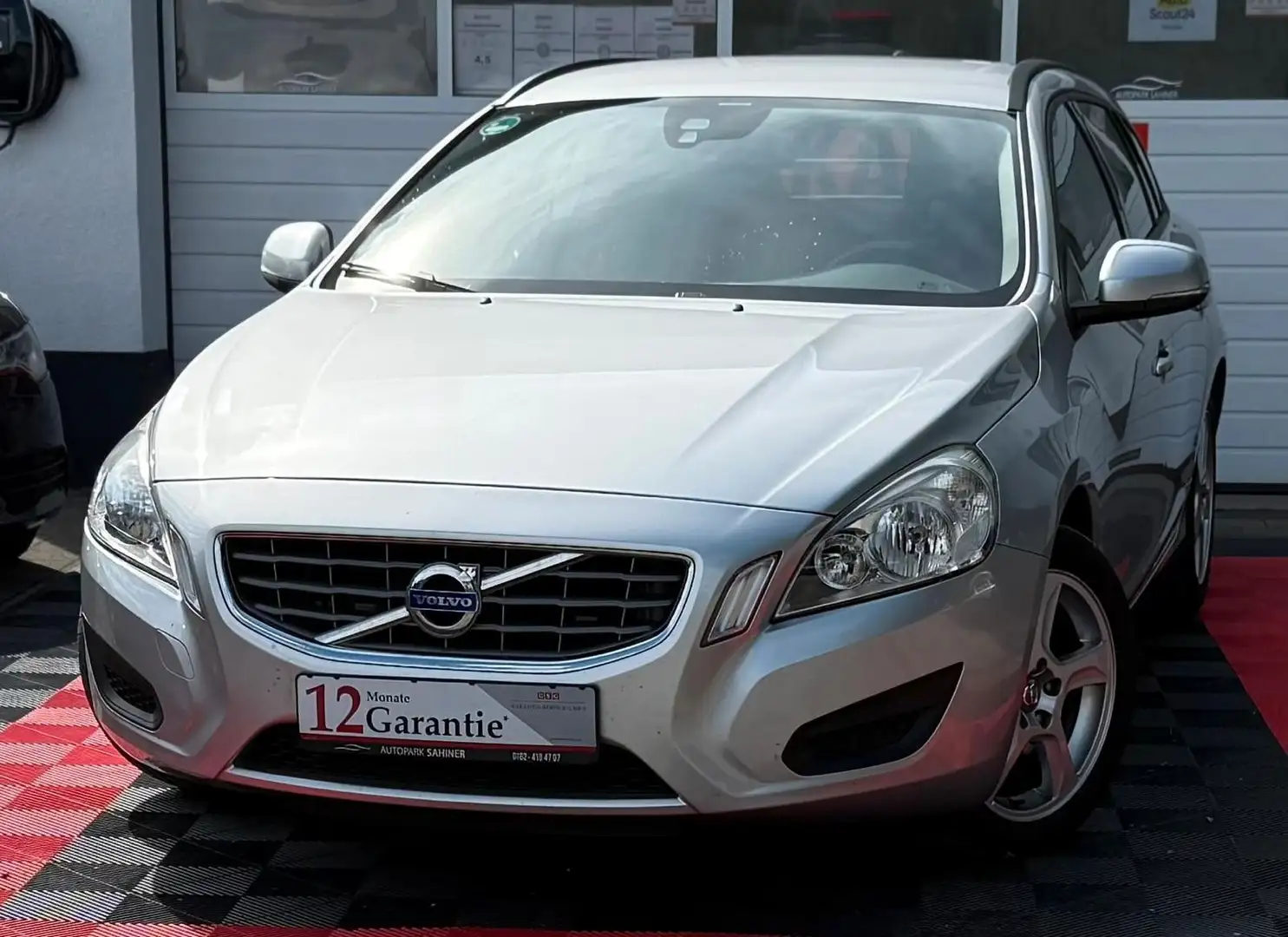 Volvo V60 Kombi Kinetic Argent - 1