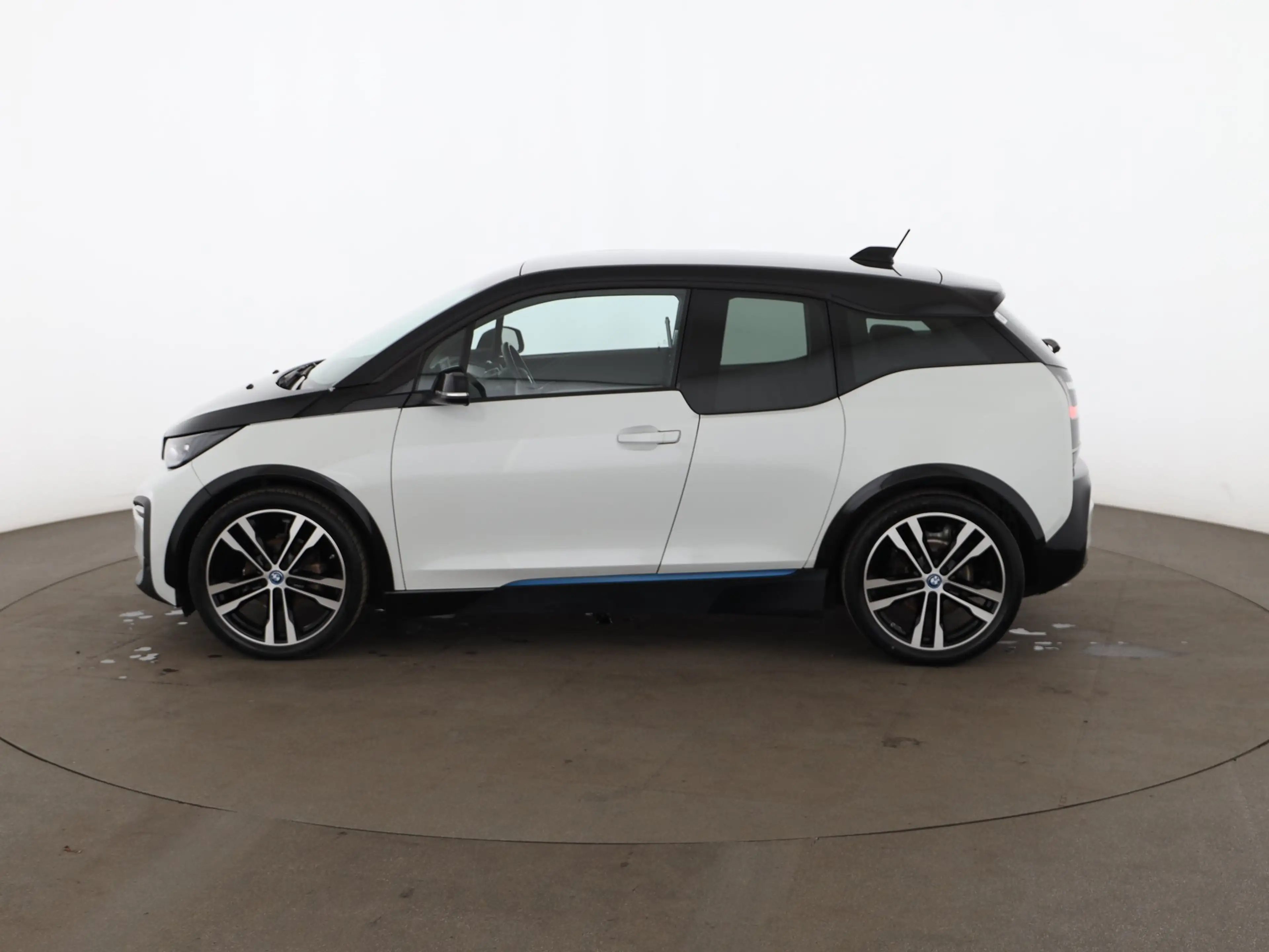 BMW i3 42kWh Aut LED WAERMEPUMPE NAVI R-CAM SITZHZG — photo 6