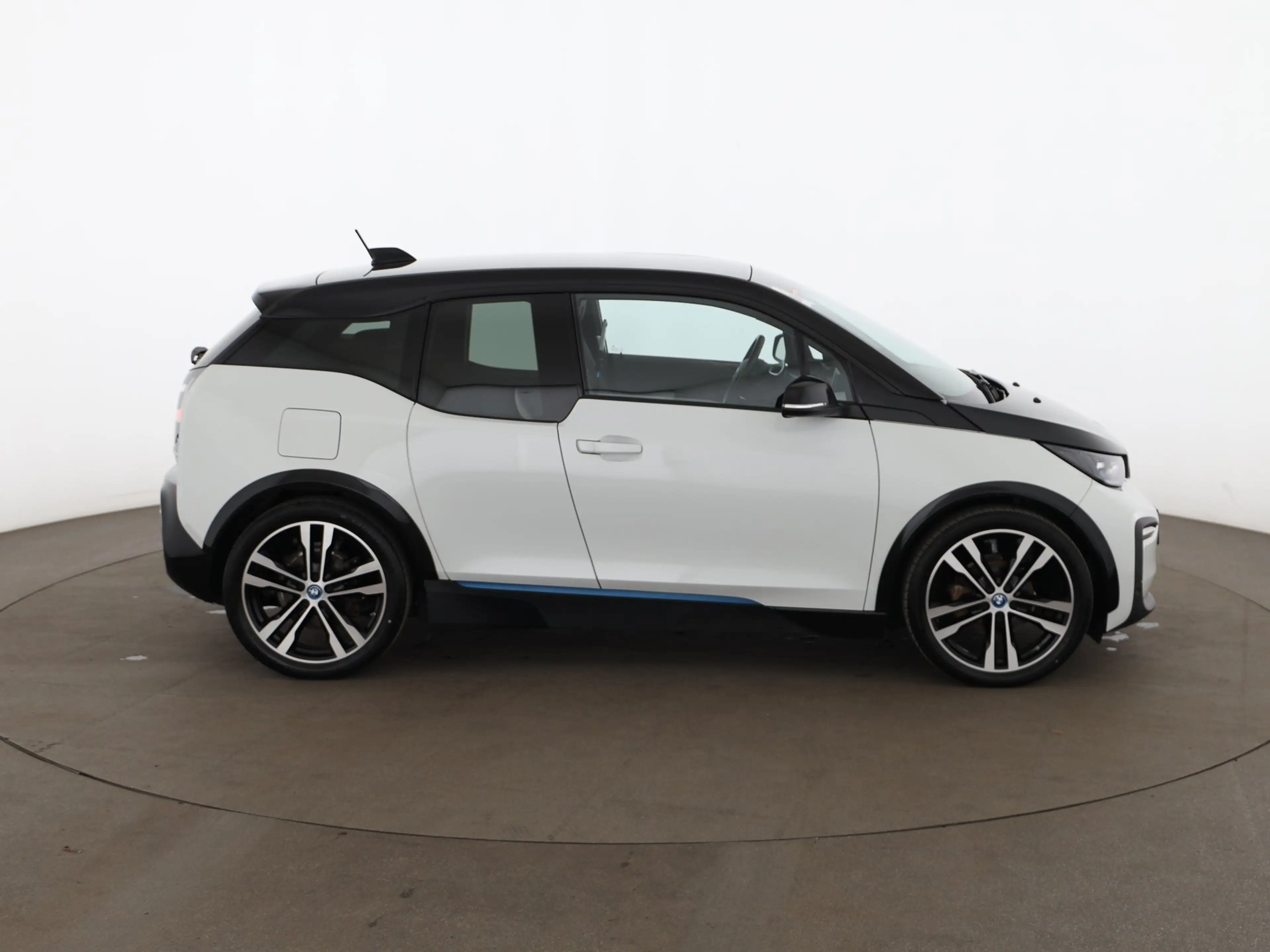 BMW i3 42kWh Aut LED WAERMEPUMPE NAVI R-CAM SITZHZG — photo 4
