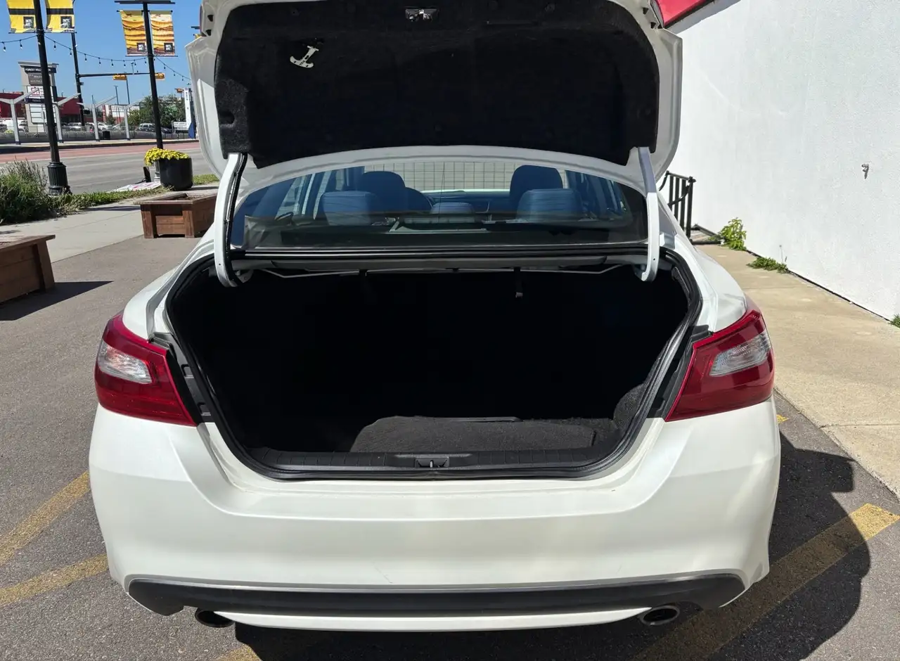 Nissan Altima снимка Nissan Altima