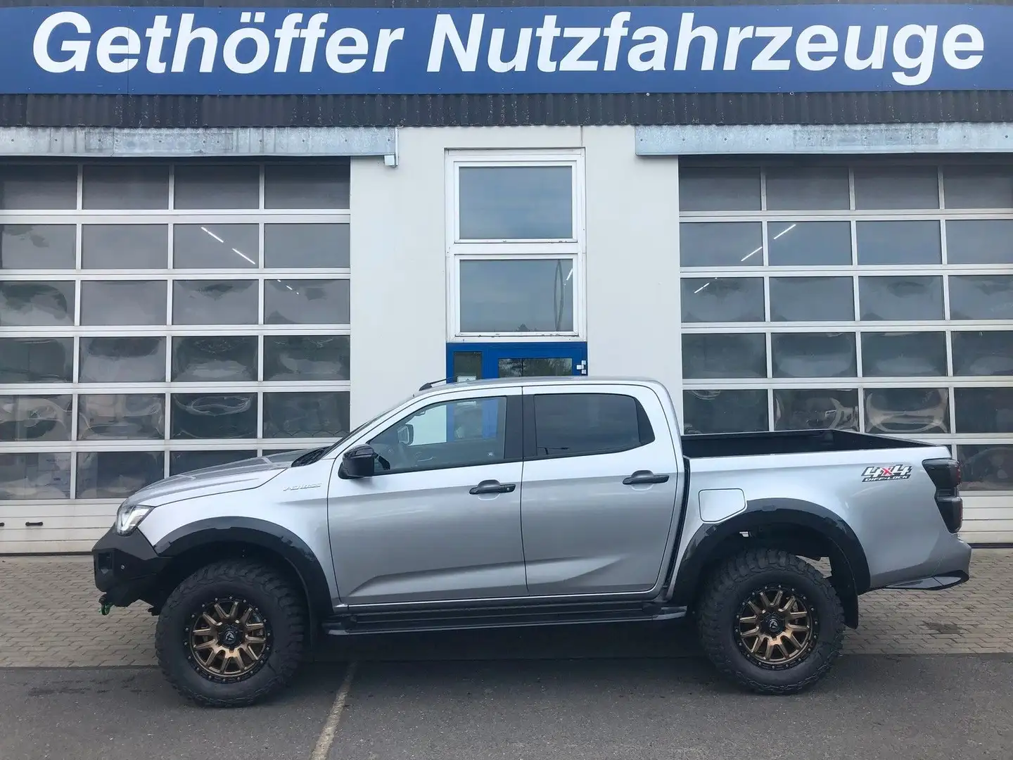 Isuzu D-Max Double Cab 4x4 V-Cross MT +Offroad+Winde+ Stříbrná - 1